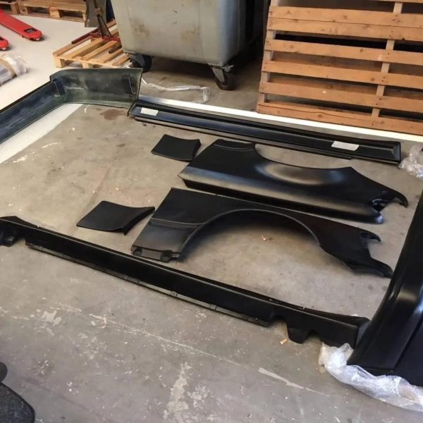 Mercedes-Benz W124 AMG Body Kit - Image 4